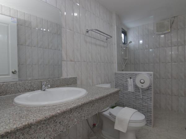 Gusto House : photo 8 de la chambre chambre triple avec salle de bains privative