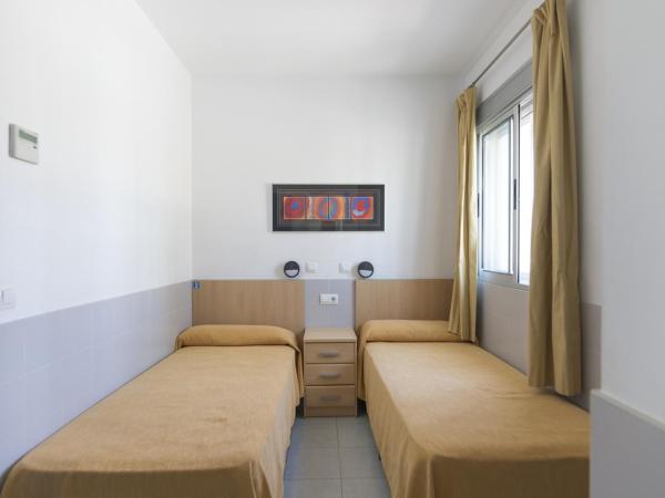 Albergue Inturjoven Malaga : photo 3 de la chambre chambre lits jumeaux avec salle de bains