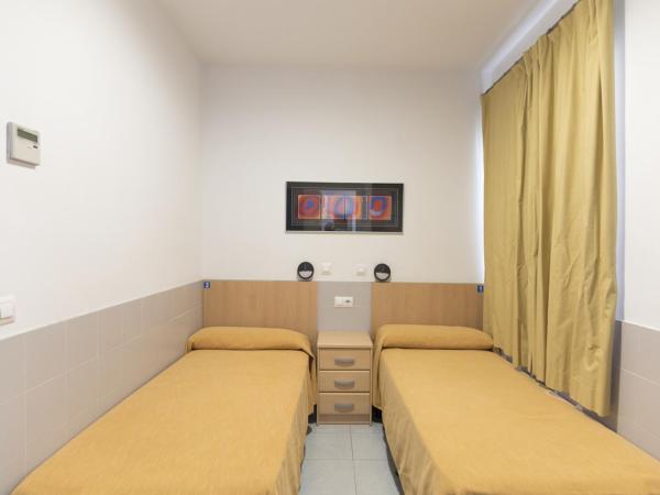 Albergue Inturjoven Malaga : photo 5 de la chambre chambre lits jumeaux avec salle de bains