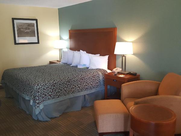 Days Inn by Wyndham Jacksonville Airport : photo 2 de la chambre chambre lit king-size avec douche accessible en fauteuil roulant - adaptée aux personnes à mobilité réduite/non-fumeurs