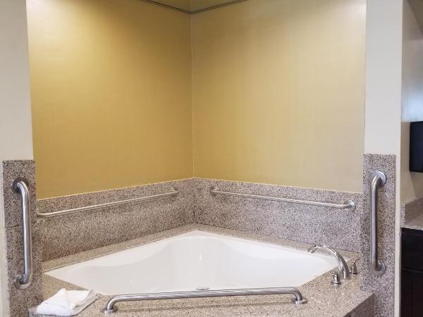 Tuscan Garden Inn : photo 4 de la chambre chambre lit king-size avec baignoire spa