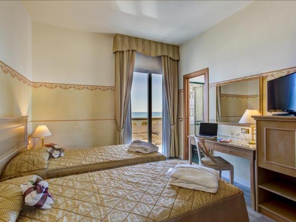 Hotel Byron : photo 1 de la chambre chambre double ou lits jumeaux - vue sur mer