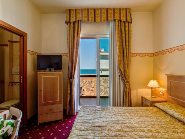 Hotel Byron : photo 5 de la chambre chambre triple - vue sur mer