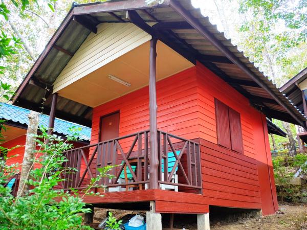 Chokdee Resort : photo 1 de la chambre bungalow avec ventilateur