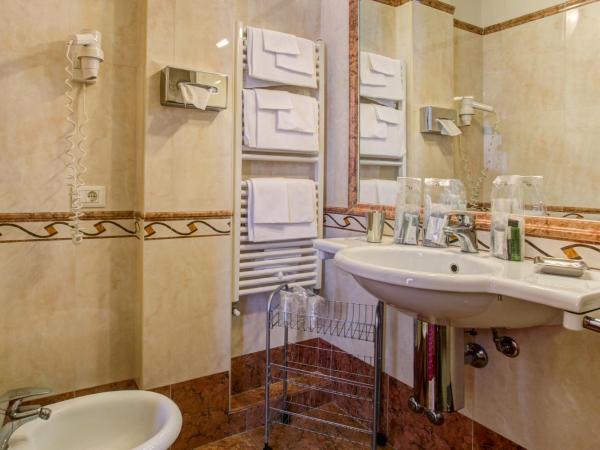 Hotel Byron : photo 9 de la chambre chambre triple - vue sur mer