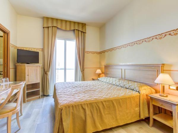 Hotel Byron : photo 3 de la chambre chambre triple - vue sur mer