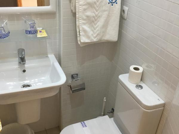 Hotel Maritimo : photo 10 de la chambre chambre - 2 lits