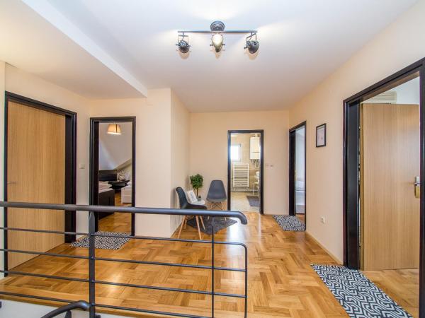 Houzzz21 : photo 6 de la chambre chambre lit queen-size avec salle de bains commune 