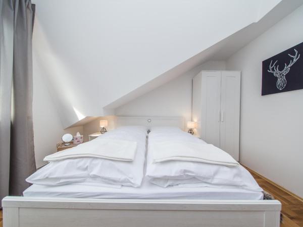 Houzzz21 : photo 2 de la chambre chambre lit queen-size avec salle de bains commune 