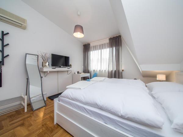 Houzzz21 : photo 3 de la chambre chambre lit queen-size avec salle de bains commune 