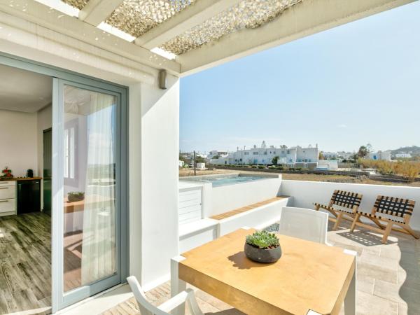 Portes Suites & Villas Mykonos : photo 3 de la chambre suite supérieure avec bain à remous extérieur