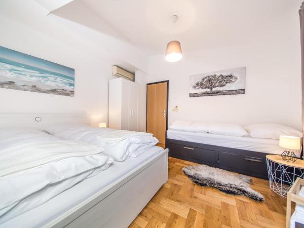 Houzzz21 : photo 2 de la chambre chambre triple avec salle de bains commune