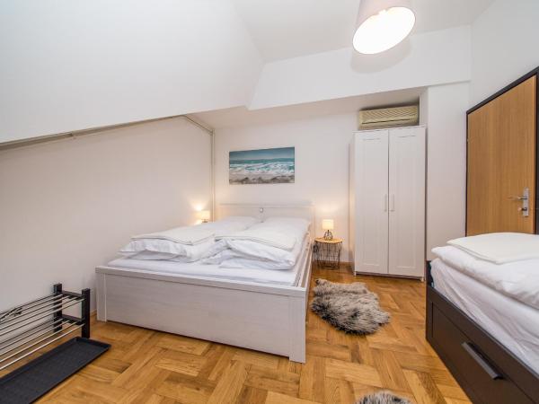 Houzzz21 : photo 3 de la chambre chambre triple avec salle de bains commune