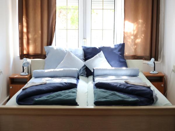 Hív-Lak Apartman : photo 2 de la chambre chambre familiale avec salle de bains privative