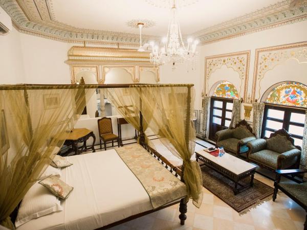 Alsisar Haveli - Heritage Hotel : photo 5 de la chambre chambre deluxe double ou lits jumeaux