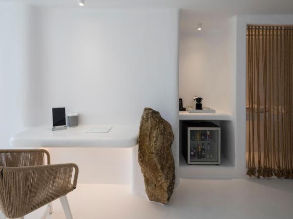 Mykonos Bay Resort & Villas : photo 5 de la chambre suite privée 2 chambres artistique de luxe avec jacuzzi extérieur et piscine privée - vue sur mer - annexe 