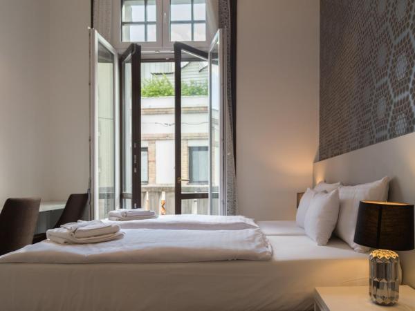 Hotel Mika Downtown : photo 1 de la chambre chambre double ou lits jumeaux deluxe avec balcon