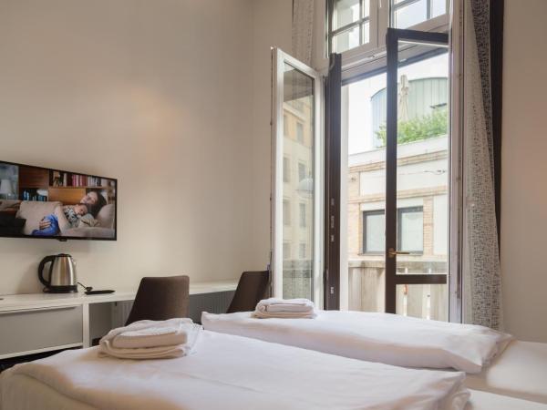 Hotel Mika Downtown : photo 3 de la chambre chambre double ou lits jumeaux deluxe avec balcon