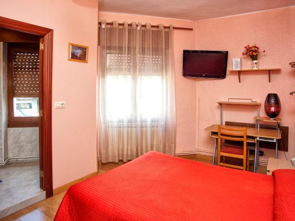 Hostal Goias : photo 9 de la chambre chambre double avec salle de bains privative