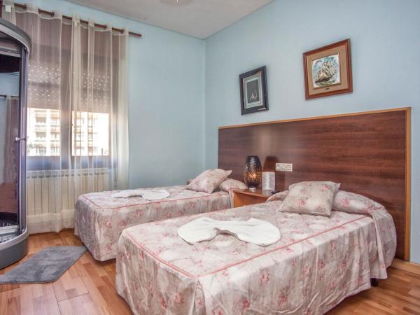 Hostal Goias : photo 9 de la chambre chambre lits jumeaux avec salle de bains commune