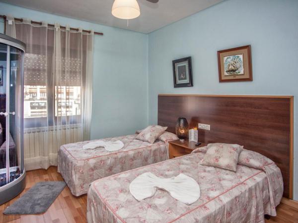 Hostal Goias : photo 8 de la chambre chambre lits jumeaux avec salle de bains commune