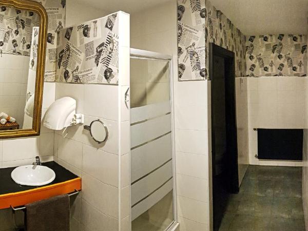 Hostels Meetingpoint : photo 4 de la chambre chambre lits jumeaux avec salle de bains commune