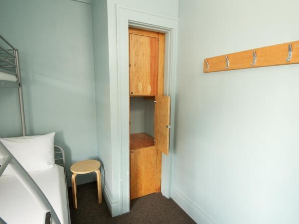 American Hotel Hostel : photo 2 de la chambre chambre privée avec salle de bains commune