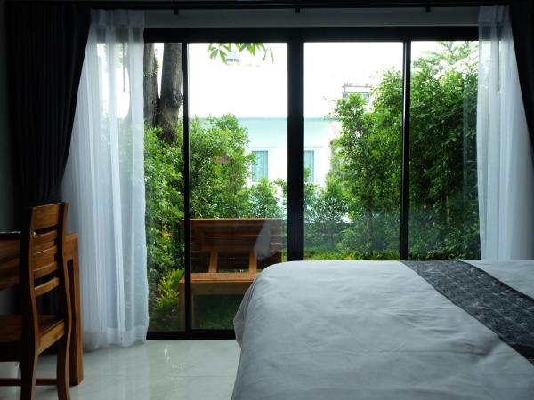 The Besavana Phuket - SHA Extra Plus : photo 7 de la chambre chambre lit king-size - vue sur piscine 