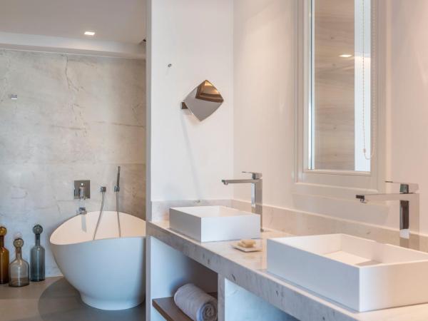 Myconian Korali Relais & Chateaux : photo 9 de la chambre suite junior premium delos avec piscine privée et jacuzzi extérieur