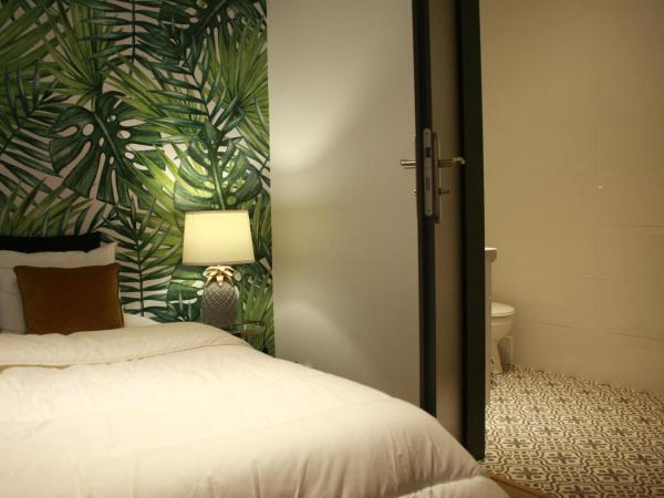 ApartHostel Warszawa : photo 2 de la chambre chambre double ou lits jumeaux avec salle de bains