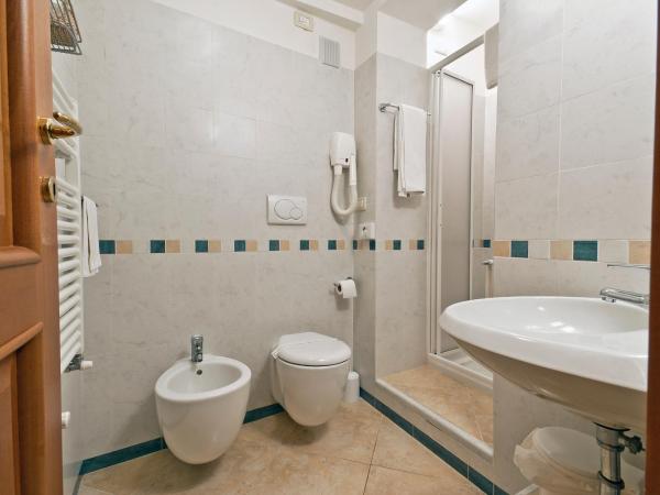 Al Mercato B&B : photo 7 de la chambre chambre double ou lits jumeaux avec salle de bains privative séparée