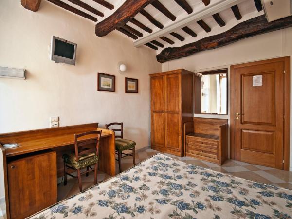Al Mercato B&B : photo 10 de la chambre chambre double ou lits jumeaux avec salle de bains privative séparée