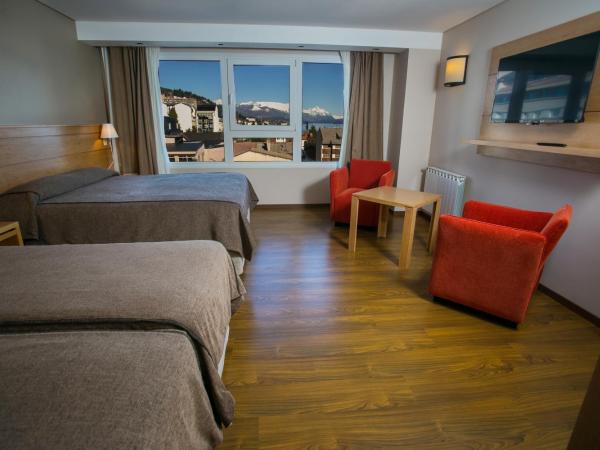 Hotel Ayres Del Nahuel : photo 1 de la chambre chambre familiale supérieure avec vue sur le lac