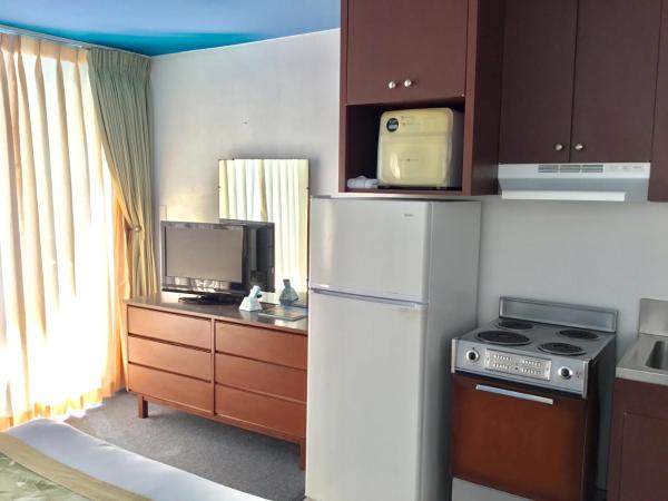Holiday Surf Hotel (with full kitchen) : photo 4 de la chambre hébergement 1 chambre lit queen-size - non remboursable