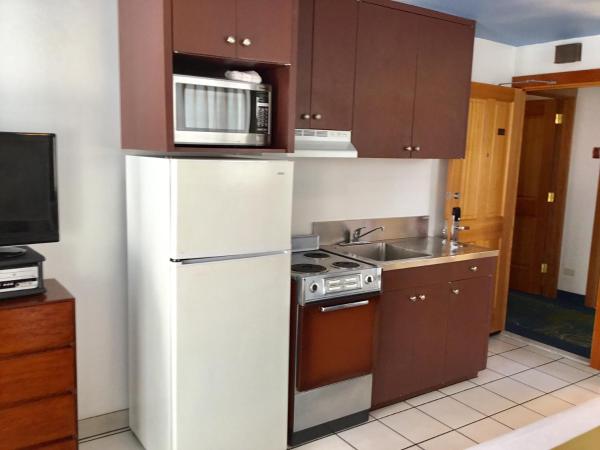Holiday Surf Hotel (with full kitchen) : photo 10 de la chambre hébergement quadruple 1 chambre - non remboursable