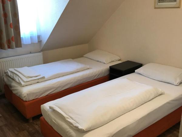 Pension Alpha - Frankfurt City Central Station : photo 2 de la chambre chambre lits jumeaux
