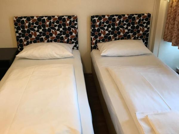 Pension Alpha - Frankfurt City Central Station : photo 1 de la chambre chambre lits jumeaux