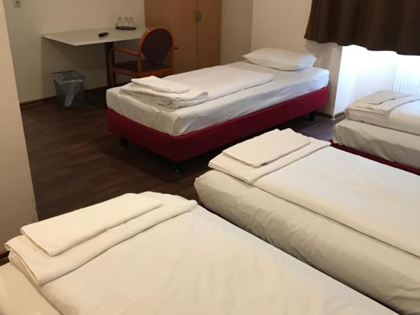 Pension Alpha - Frankfurt City Central Station : photo 2 de la chambre chambre quadruple