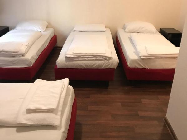 Pension Alpha - Frankfurt City Central Station : photo 1 de la chambre chambre quadruple