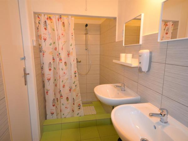 Travel&Joy backpackers : photo 10 de la chambre lit dans dortoir mixte de 8 lits