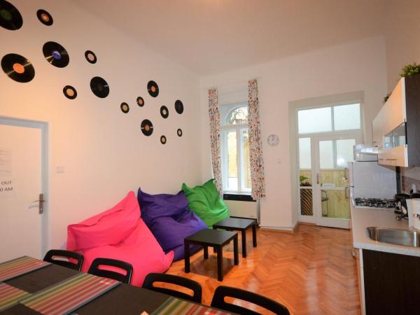 Travel&Joy backpackers : photo 9 de la chambre lit dans dortoir mixte de 8 lits