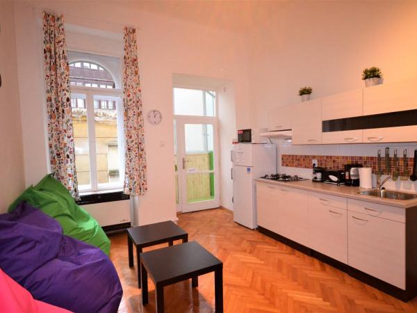 Travel&Joy backpackers : photo 8 de la chambre lit dans dortoir mixte de 8 lits