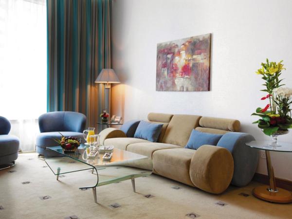 Marina Byblos Hotel : photo 1 de la chambre junior suite - includes 20% off in captain’s table & nell gwynne & redeemable aed 50 voucher for arena shisha terrace