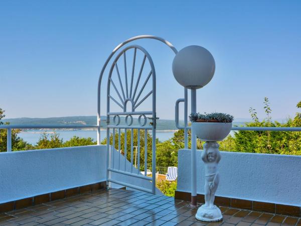 Bella Vista Apartments : photo 2 de la chambre chambre lit king-size - vue sur mer