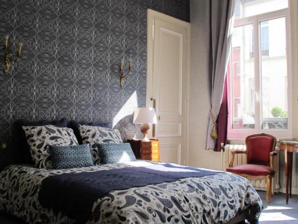 La Bourgogne en Ville : photo 5 de la chambre chambre double avec salle de bains privative séparée