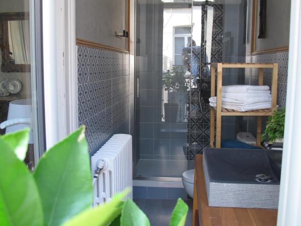 La Bourgogne en Ville : photo 3 de la chambre chambre double avec salle de bains privative séparée