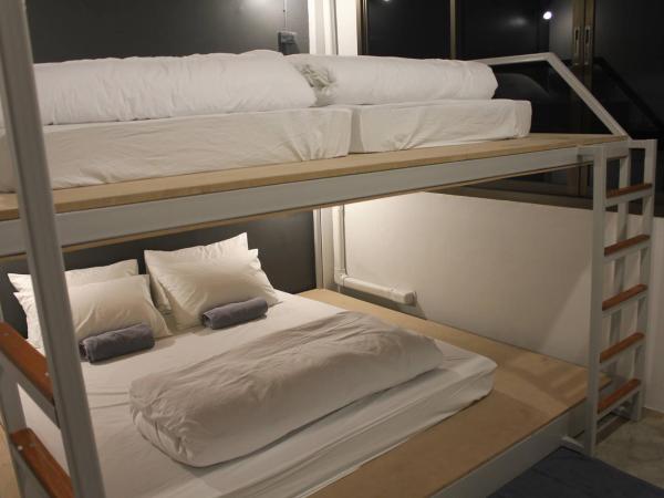 Ekanek Hostel : photo 3 de la chambre chambre quadruple avec salle de bains commune