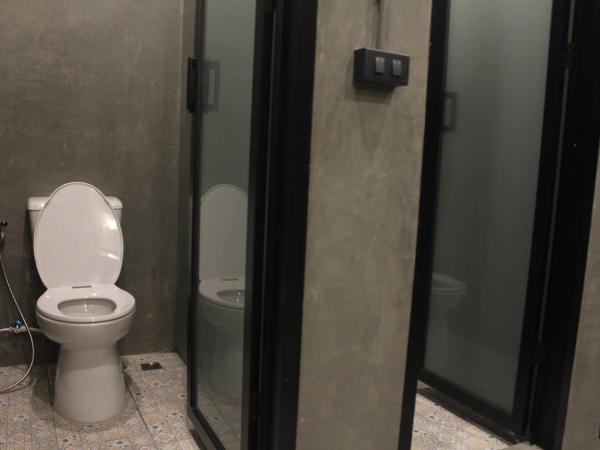 Ekanek Hostel : photo 8 de la chambre petite chambre avec lits superposés et salle de bains commune - sans fenêtre