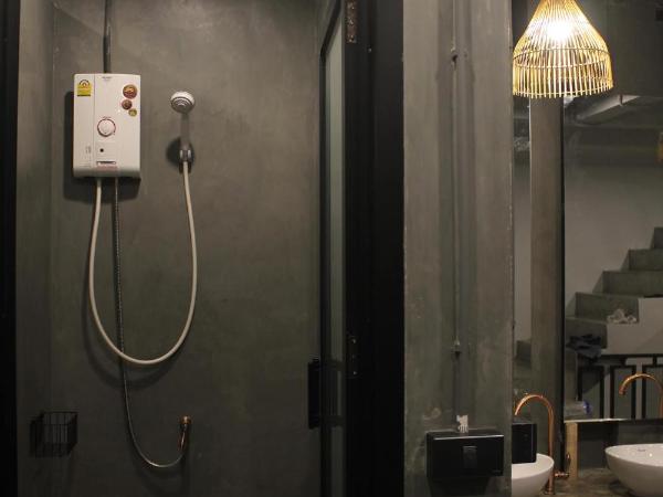 Ekanek Hostel : photo 7 de la chambre petite chambre avec lits superposés et salle de bains commune - sans fenêtre