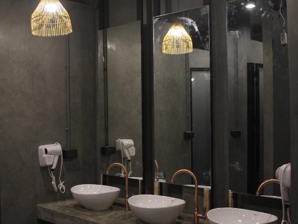 Ekanek Hostel : photo 6 de la chambre petite chambre avec lits superposés et salle de bains commune - sans fenêtre